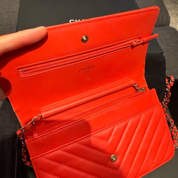 Chanel Red Chevron Wallet on Chain (WOC) - Picture 4 of 13
